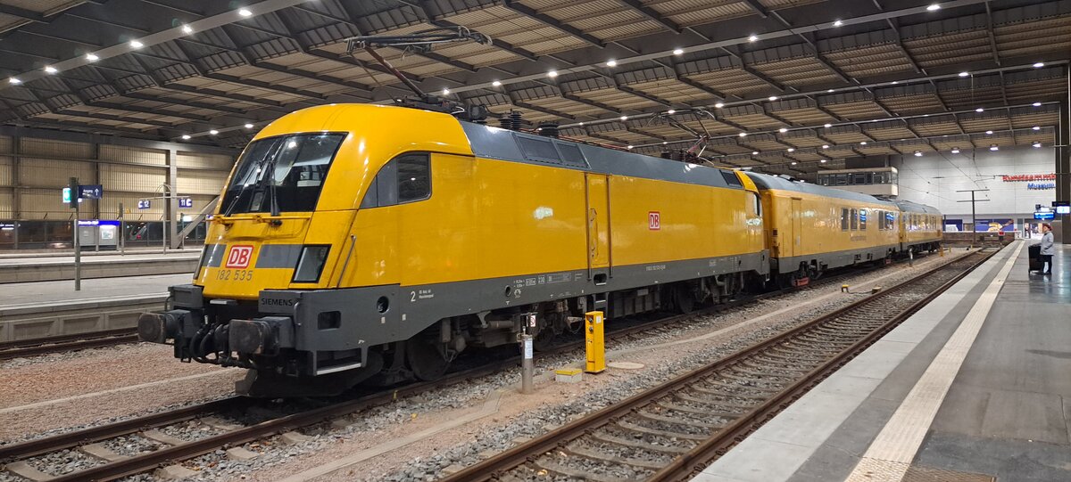 Messzug der DB Netzinstandhaltung mit 182 535 am 9.November 2023 im Chemnitzer Hauptbahnhof.