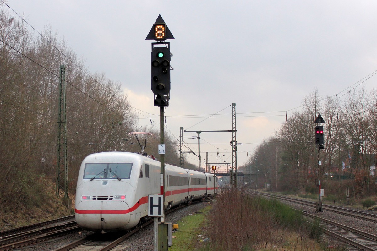 Messzug ICE 410 102-8 und 410 101-0 (hier im Bild) verlässt den Tostedter Bahnhof und begibt sich auf die nächste Messfahrt. Gut zu erkennen, der angestrahlte Stromabnehmer. Datum 26.01.2016