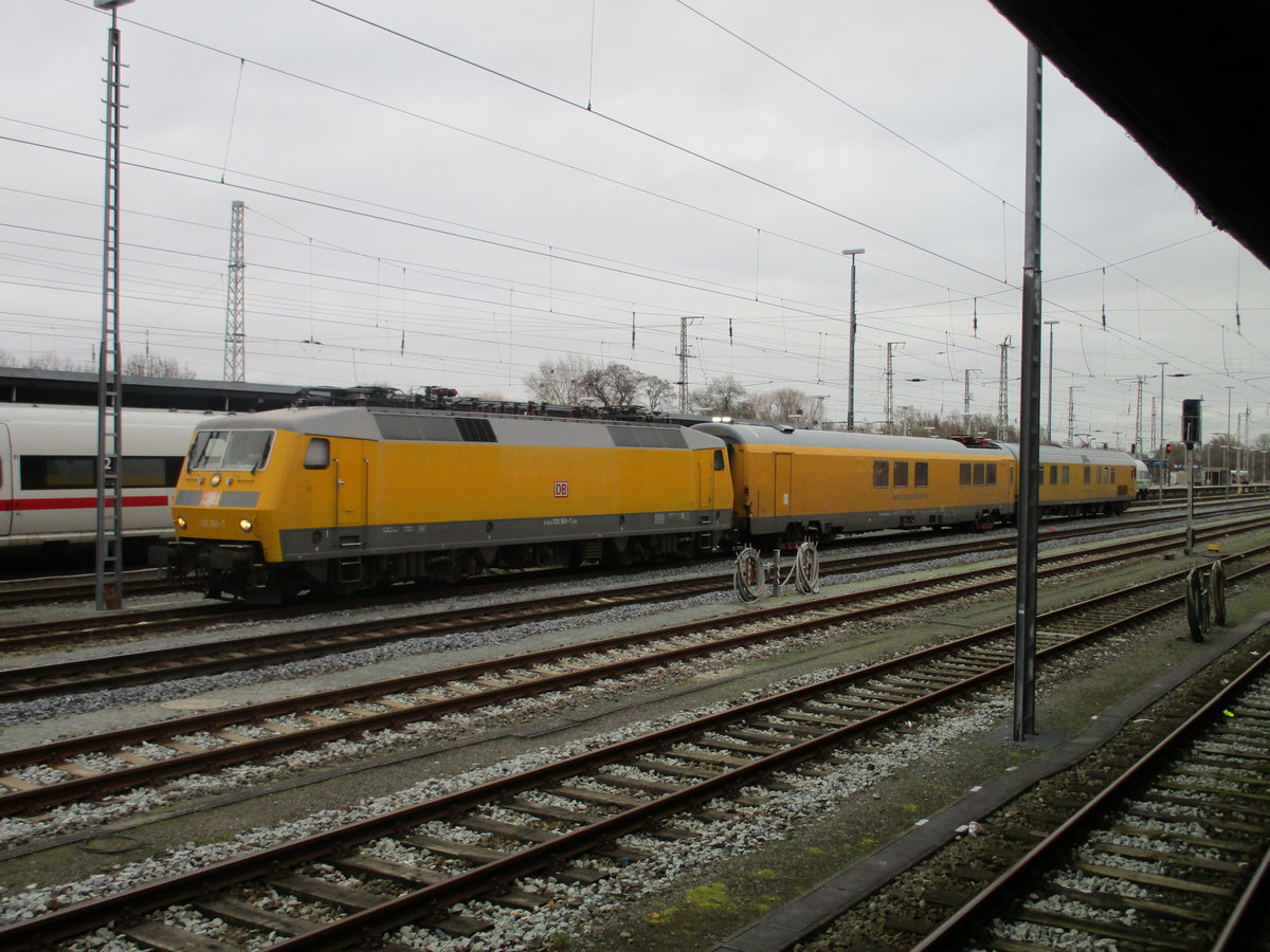 Messzug mit der 120 160,am 06.Februar 2020,im Stralsunder Hbf.