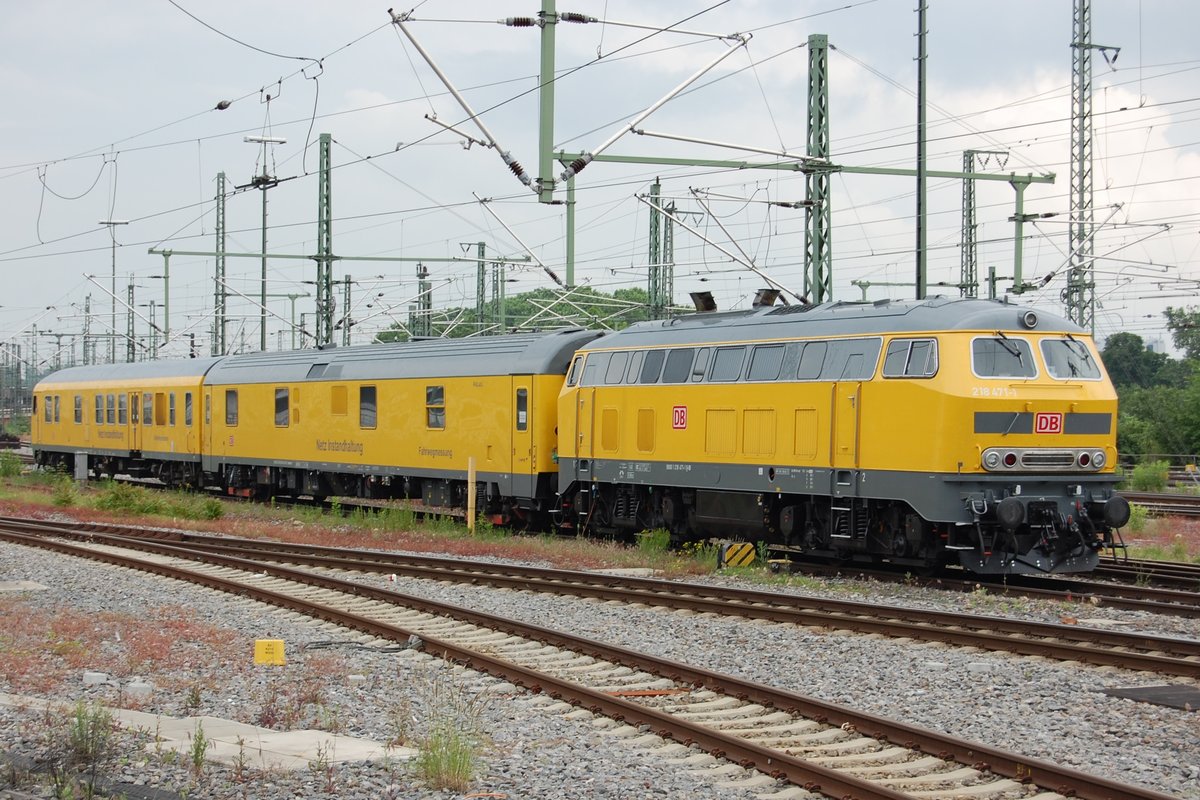 Messzug mit 218 471-1 im Gleisvorfeld vom Stuttgarter Hauptbahnhof am 11. Juni 2016.