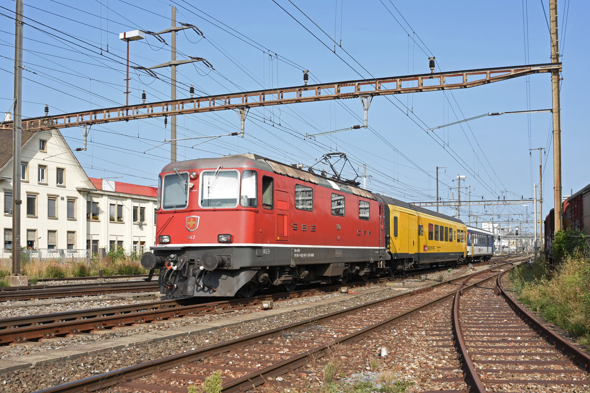 Messzug, mit der Re 4/4 II 11147, dem X 60 85 99-90 108-9 und dem BDt 50 85 82-33 986-9 durchfahren den Bahnhof Pratteln. Die Aufnahme stammt vom 28.08.2018.