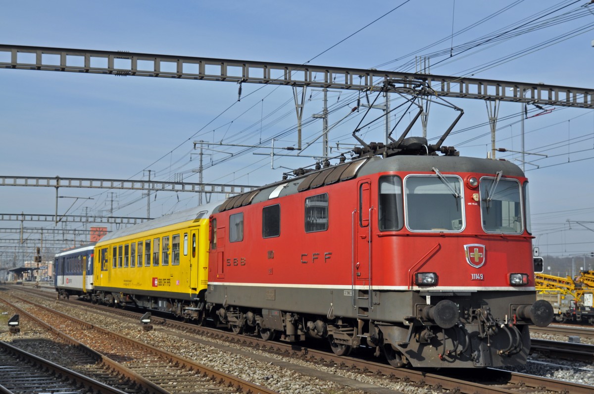 Messzug mit der Re 4/4 II 11149 durchfährt den Bahnhof Muttenz. Die Aufnahme stammt vom 13.02.2015.