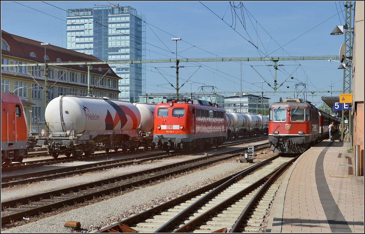 Methusalemtreffen. Die mit 57 Jahren älteste DB-Streckenlok 115 114-1 fährt in ihre Warteposition. Daneben eine der ältesten Loks der SBB, die 48-jährige Re 4/4<sup>II</sup> 11111, kurz nach der Ankunft in Singen. Juni 2015.