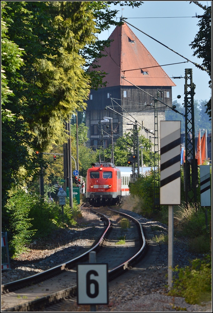 Methusalix im Anmarsch. 115 114-1 bringt den IC 2004 zum Ausgangspunkt nach Konstanz. Im Hintergrund der Rheintorturm, zu dessen Füssen sich der Rheinkilometer 0 befindet. Juni 2014.