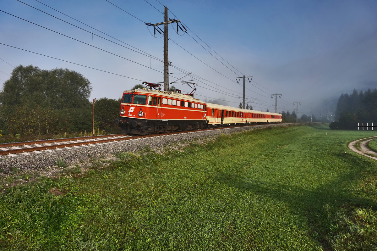 METRANS 1042.23 fährt mit dem SR 17061 (Lienz - Spittal-Millstättersee), bei Berg im Drautal vorüber.
Aufgenommen am 27.8.2016.