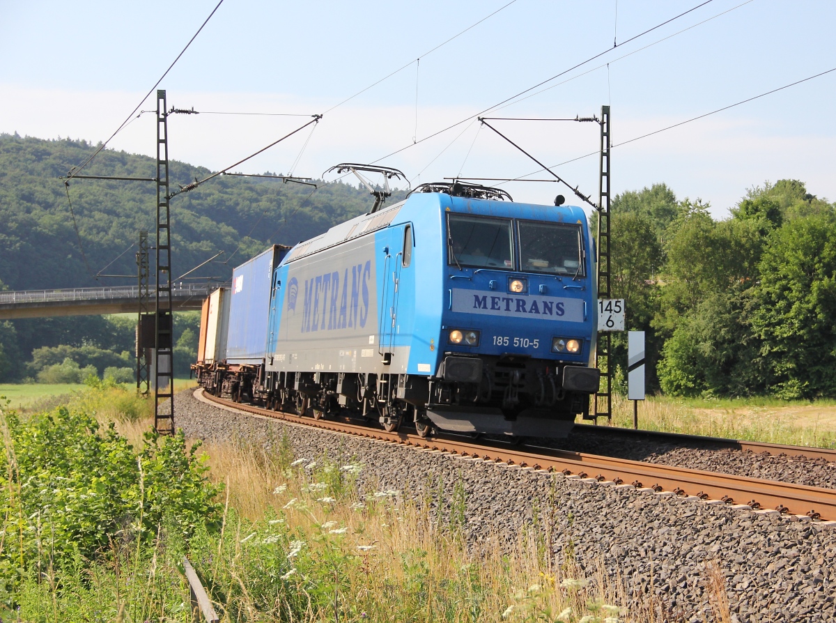 Metrans 185 510-5 mit Containerzug in Fahrtrichtung Norden. Aufgenommen am 09.07.2013 bei Hermannspiegel.