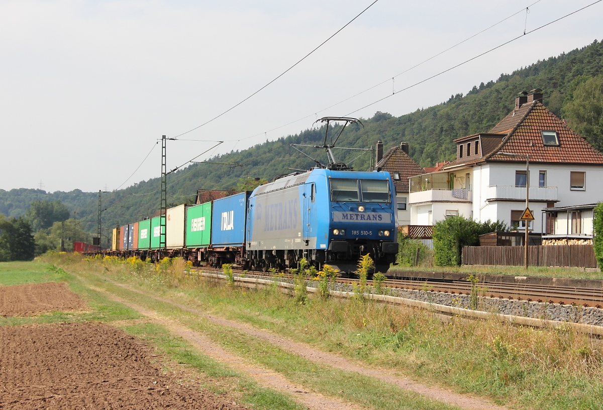 Metrans 185 510-5 mit Containerzug in Fahrtrichtung Norden. Aufgenommen in Ludwigsau-Friedlos am 24.08.2013.