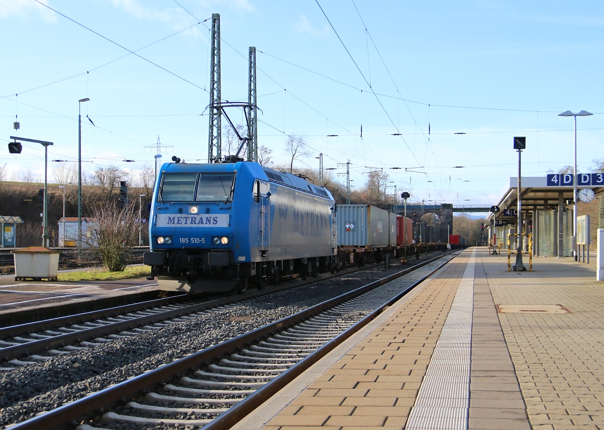 Metrans 185 510-5 mit Containerzug in Fahrtrichtung Norden. Aufgenommen in Eichenberg am 14.02.2014.