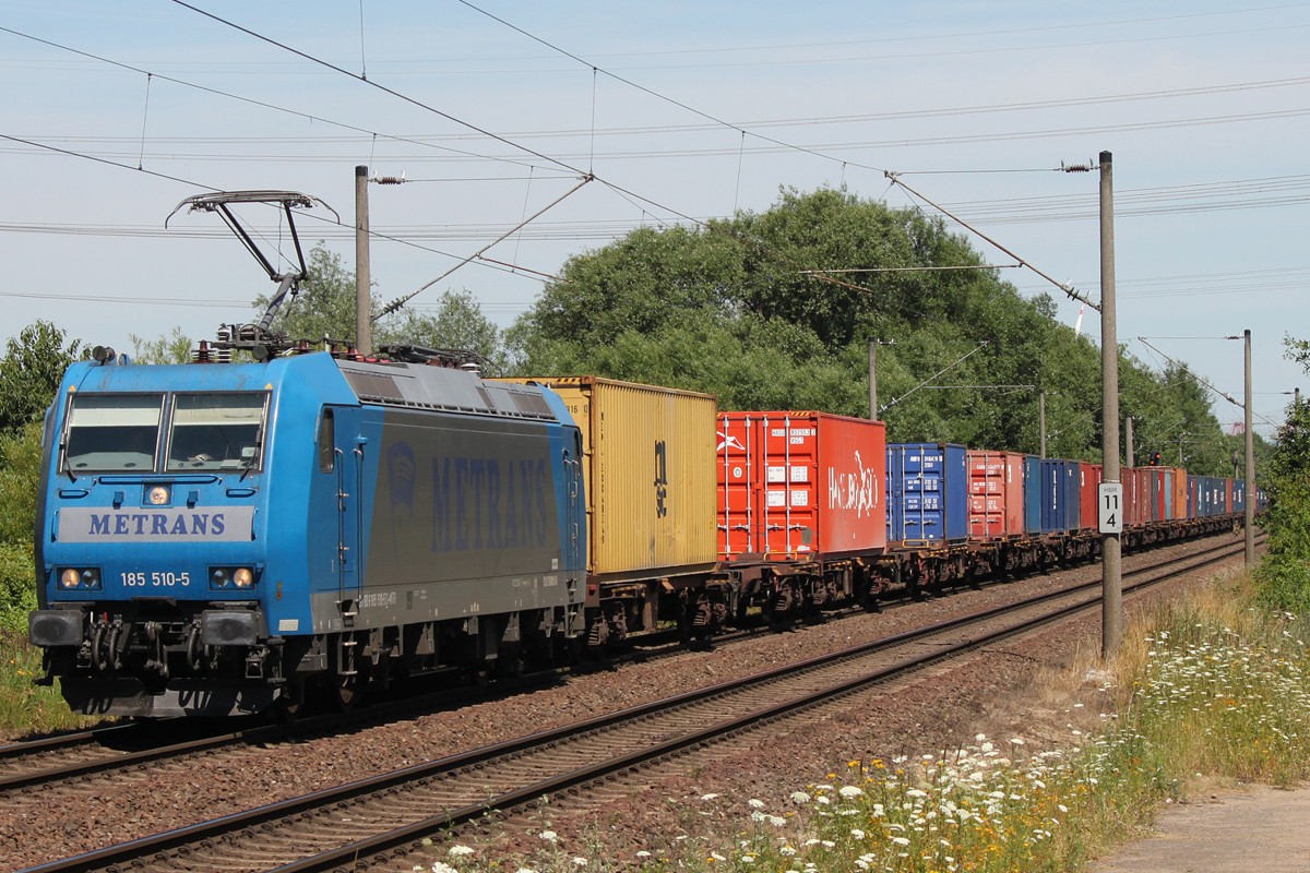Metrans 185 510 fuhr am 22.7.13 mit einem Containerzug durch Hamburg-Moorburg.