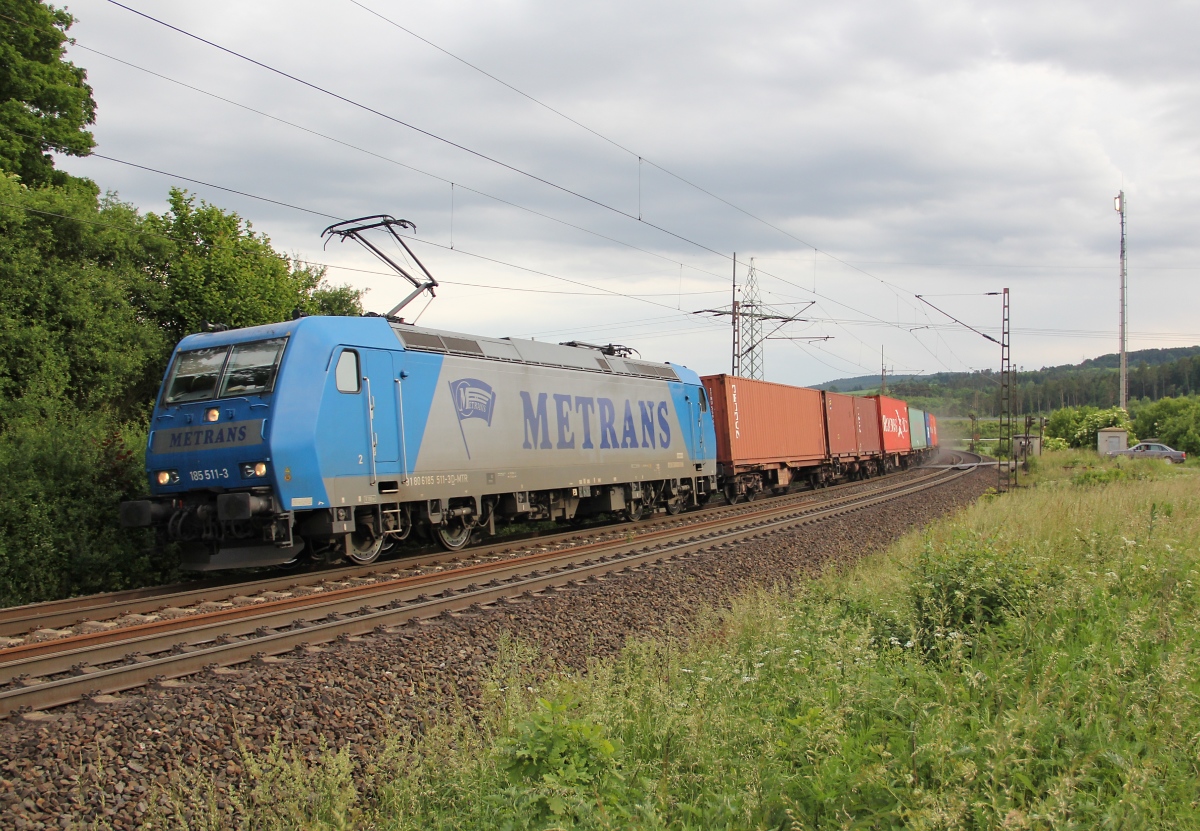 Metrans 185 511-3 mit Containerzug in Fahrtrichtung Norden. Aufgenommen zwischen Eichenberg und Friedland(HAN) am 14.06.2013.
