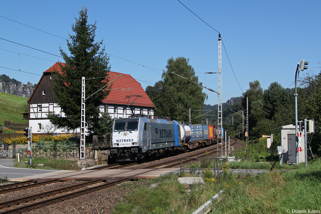 Metrans 186 183 mit einem Gterzug am 07.09.2013 bei Kurort Rathen.
