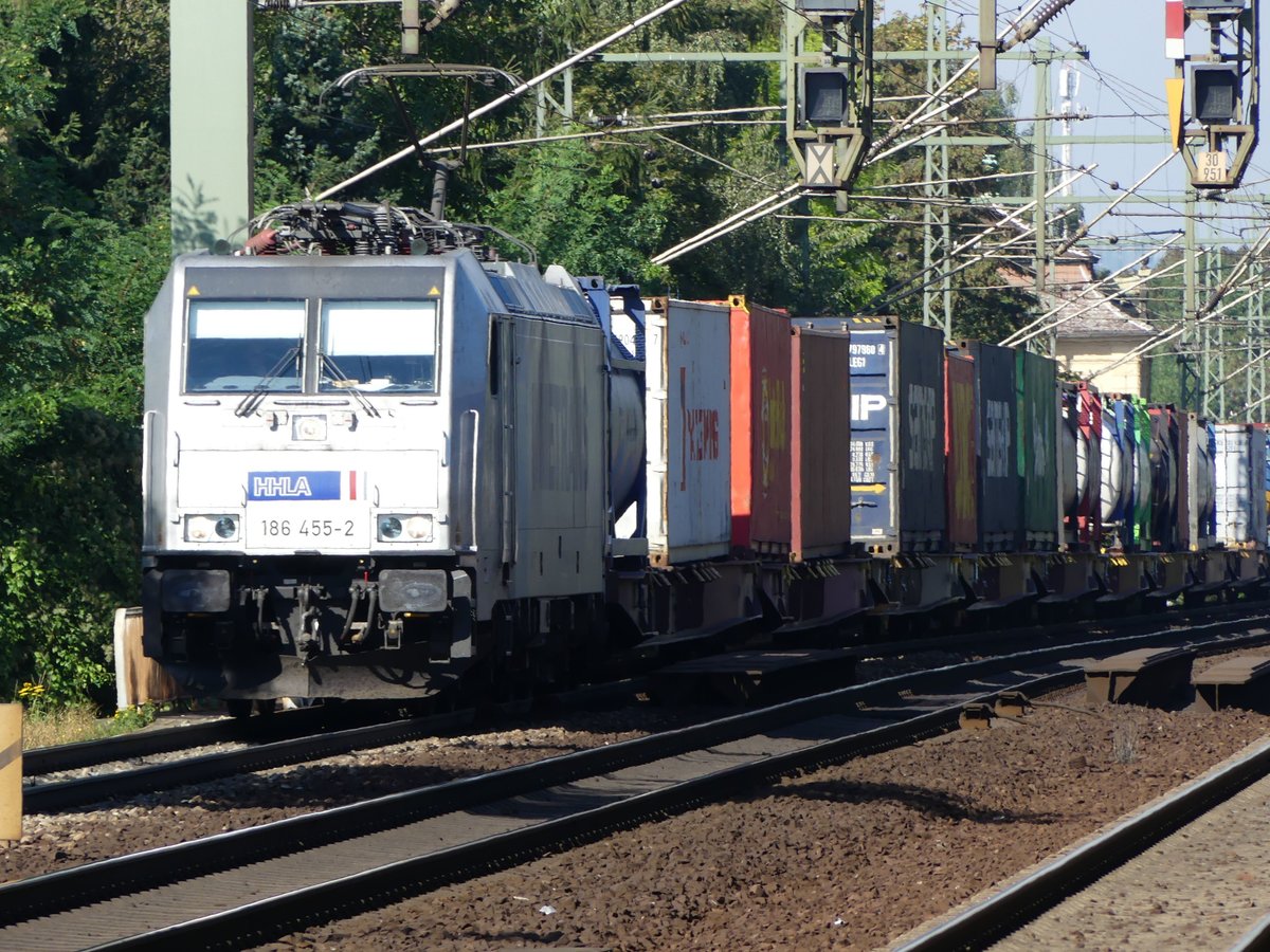 Metrans 186 455 zieht am 22.09.2016 einen Containerzug durch Dresden-Strehlen.