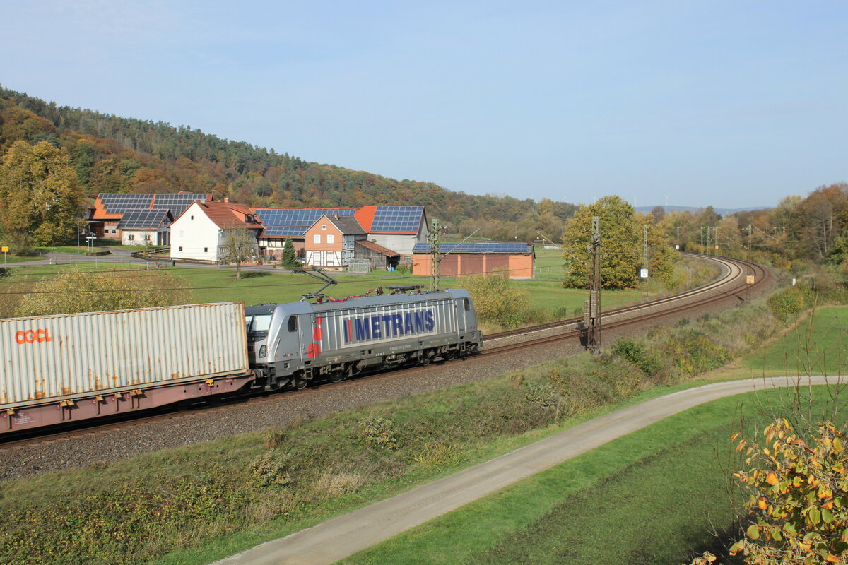 METRANS 186 511 mit Containerwagen Richtung Bebra, am 28.10.2022 in Hermannspiegel.