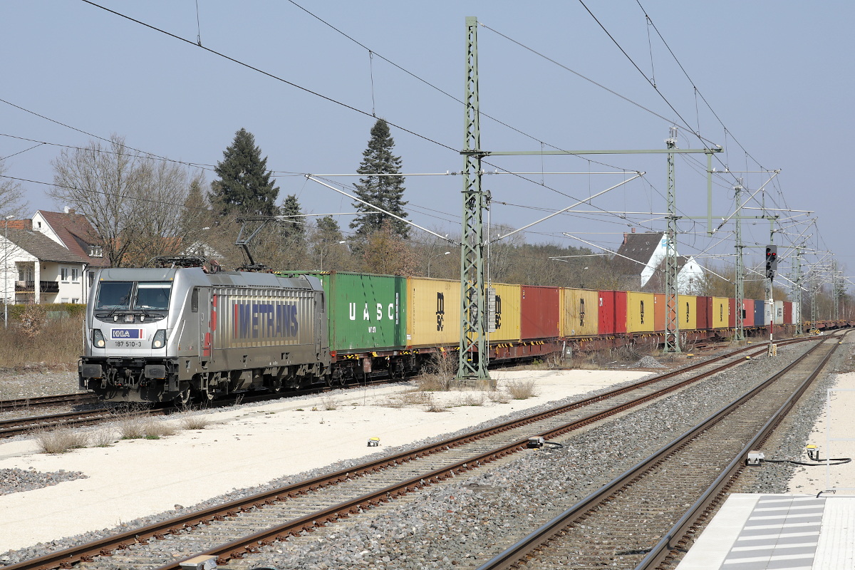 METRANS 187 510 durchfährt mit Containern Pleinfeld, 25.03.2022