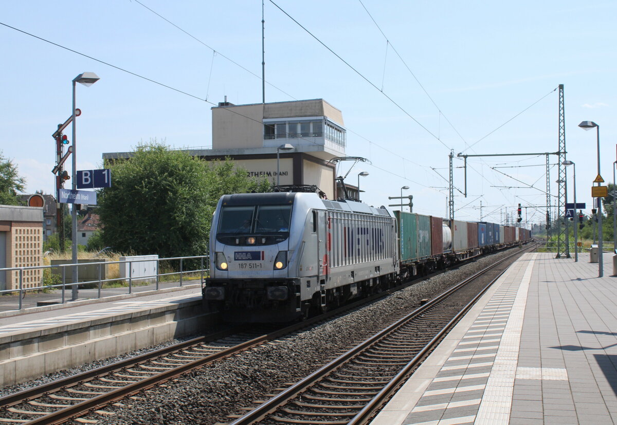 Metrans 187 511-1 mit einem Containerwagenzug Richtung Hannover, am 11.07.2023 in Northeim (Han).