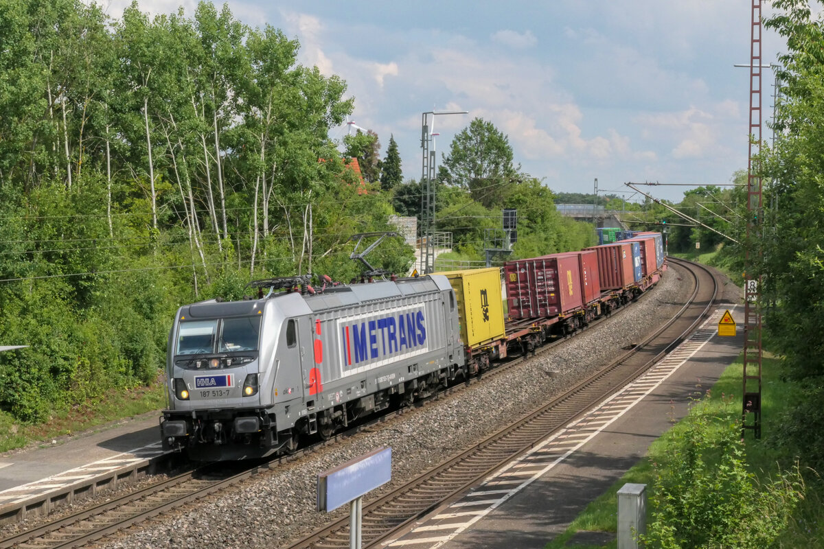 METRANS 187 513 durchfährt mit einem Containerzug Hagenbüchach gen Würzburg.