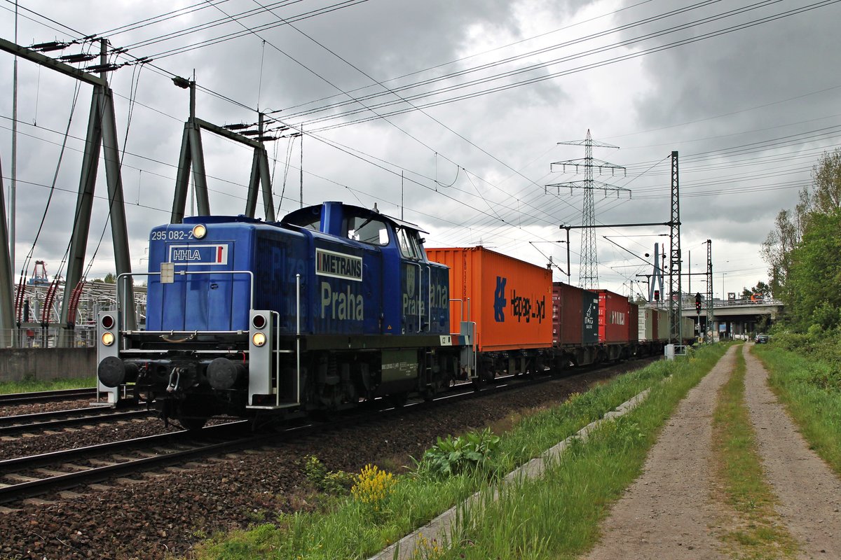 METRANS 295 082-2  Praha  am 26.05.2015 bei Umspannwerk in Hamburg Waltershof, als sie einen Containerzug in den Hamburger Hafen schob.