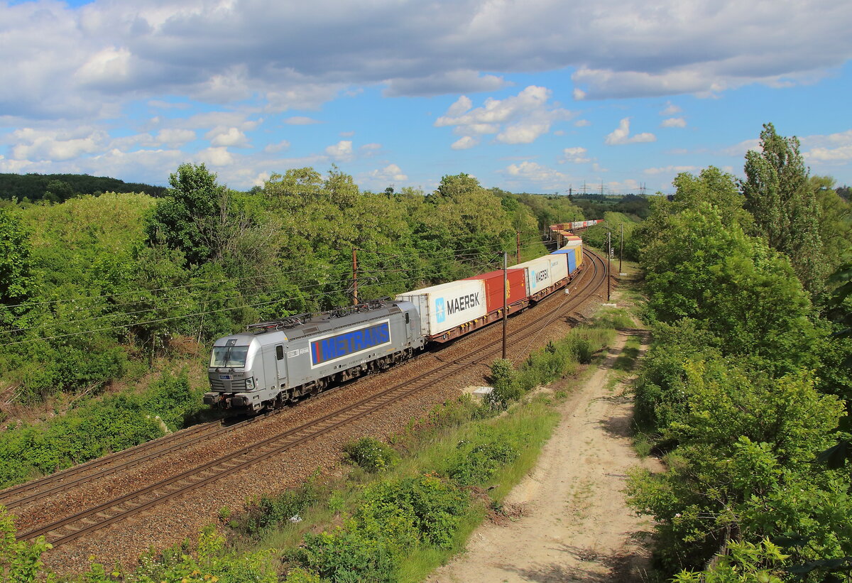 Metrans 383 403 mit Containerzug aus Richtung Melnik gen Hamburg. Aufgenommen am 28.05.2022 nahe Libechov
