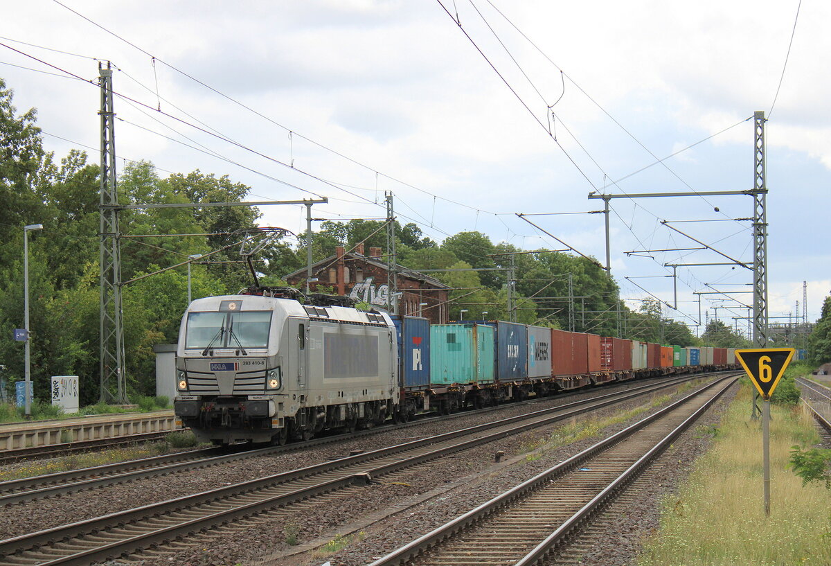 METRANS 383 410-8 mit einem Containerwagenzug Richtung Braunschweig, am 04.08.2023 in Niederndodeleben.