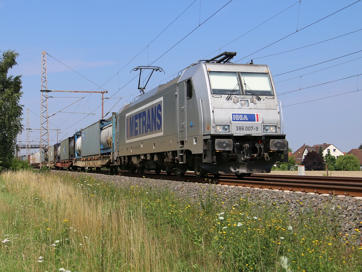 Metrans 386 007-9 mit Containerzug in Fahrtrichtung Seelze. Aufgenommen in Dedensen-Gümmer am 24.07.2015.