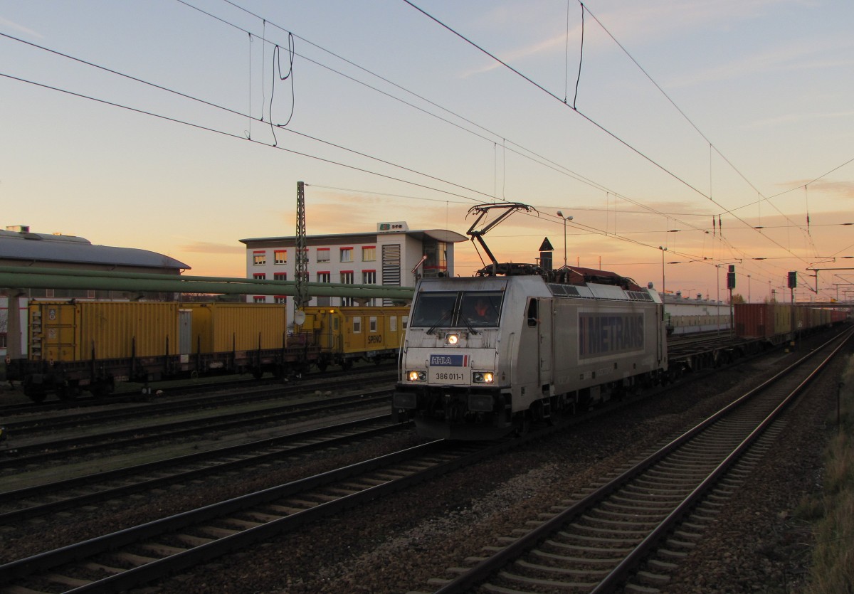 METRANS 386 011-1 mit dem Containerzug von Česk� Třebov� nach Ludwigshafen, am 11.11.2015 in Erfurt Ost.