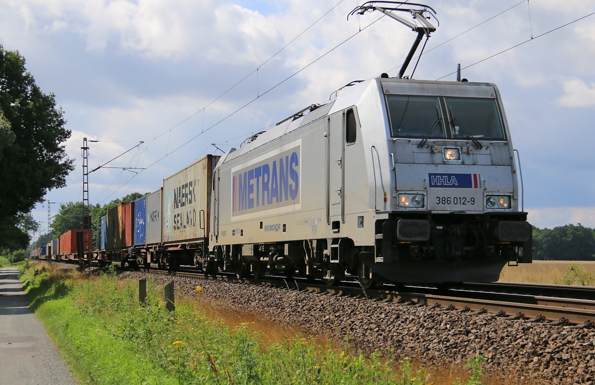 Metrans 386 012-9 mit Containerzug in Fahrtrichtung Verden(Aller). Aufgenommen in Eystrup am 23.07.2015.