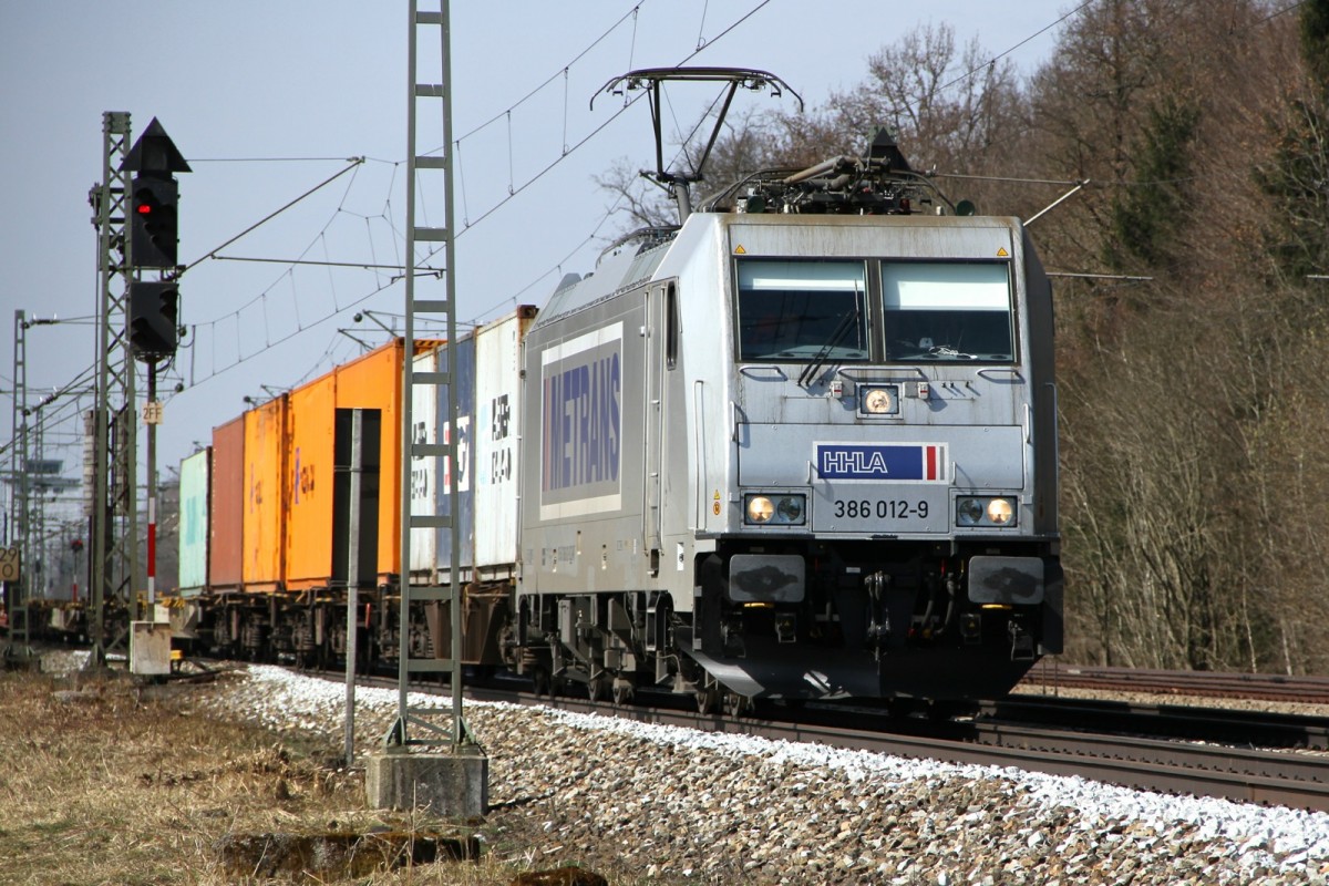 Metrans 386 012-9 mit ein paar wenigen Containern bei Zorneding am 24.03.2015.