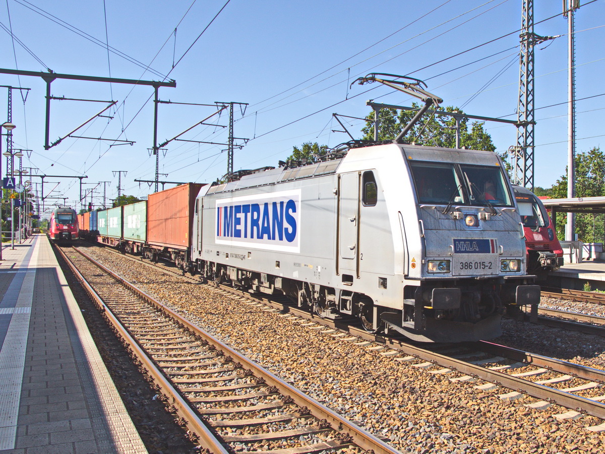 Metrans 386 015-2 (NVR Nummer 91 547 386 015-2 CZ MT) durchfährt den Bahnhof Golm (Potsdam) mit einem Containerzug am 24. Juli 2019.