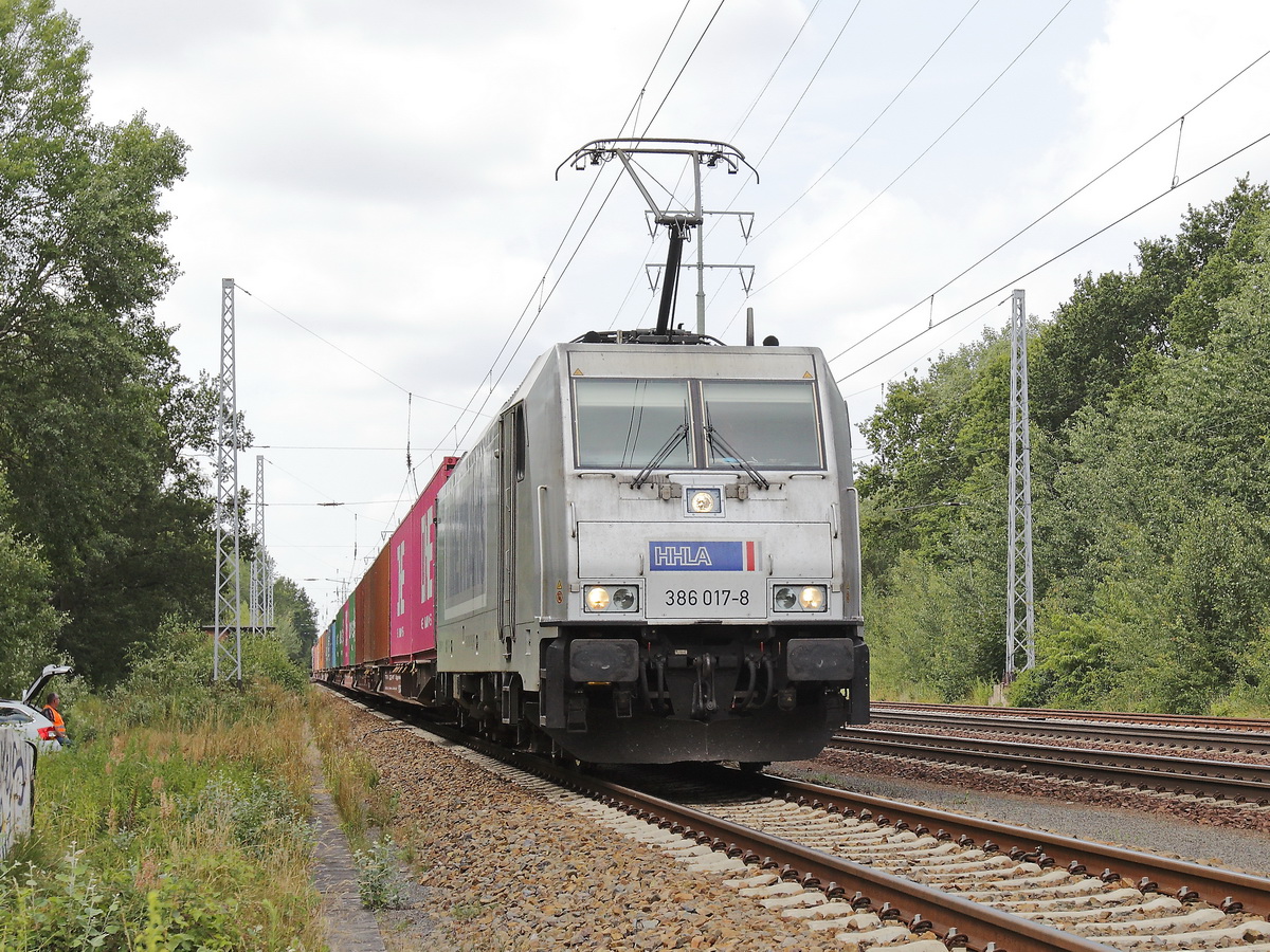 Metrans 386 017-8 (NVR Nummer 91 547 386 017-8 CZ MT) durchfährt den Berliner Außenring bei Diedersdorf am 17. Juli 2019.