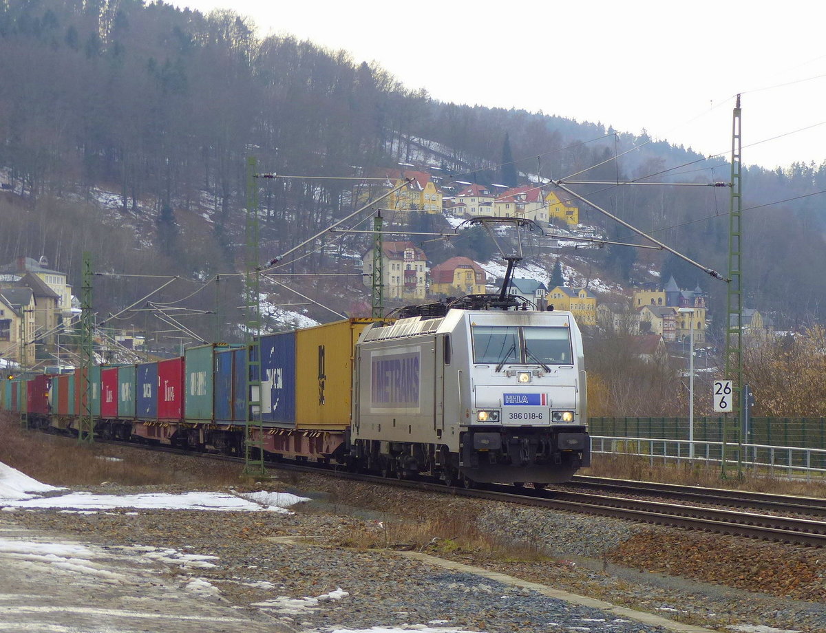 METRANS 386 018-6 mit Containerwagen Richtung Děčín, am 17.02.2017 in Königstein.
