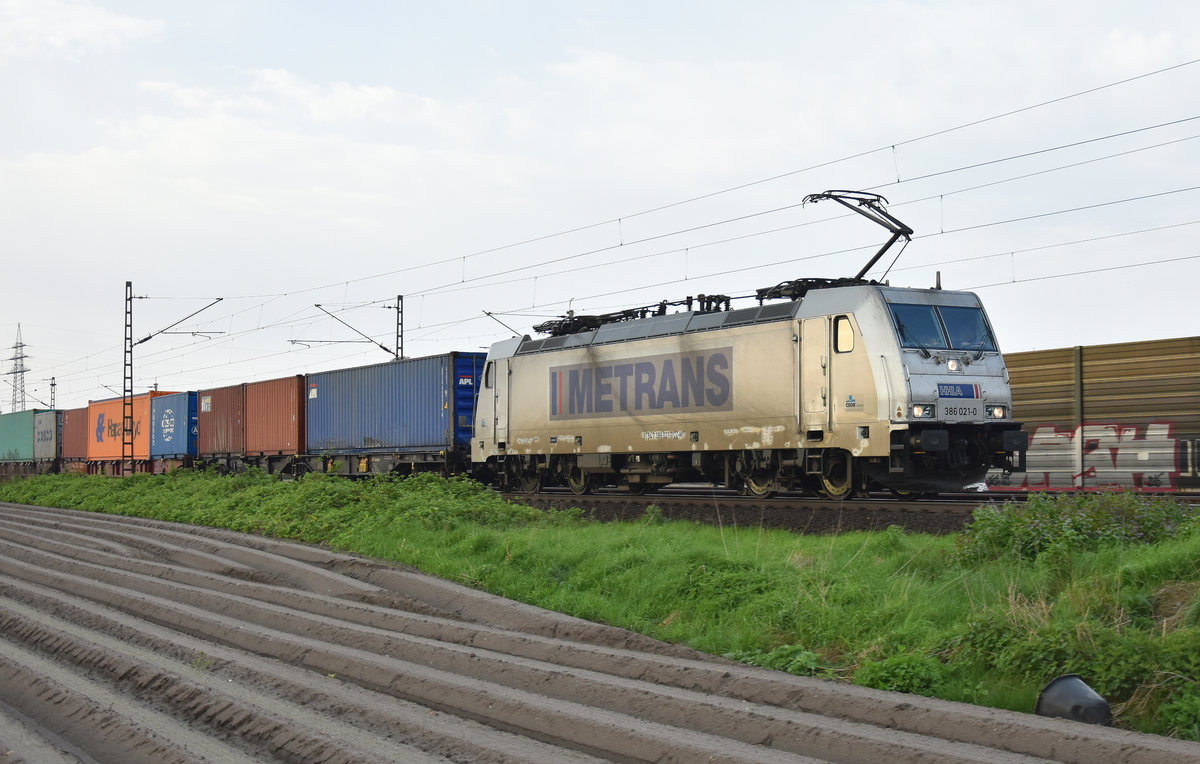 Metrans 386 021-0 mit Container kommend aus Richtung Lüneburg. Höhe Bardowick, 30.04.2018.