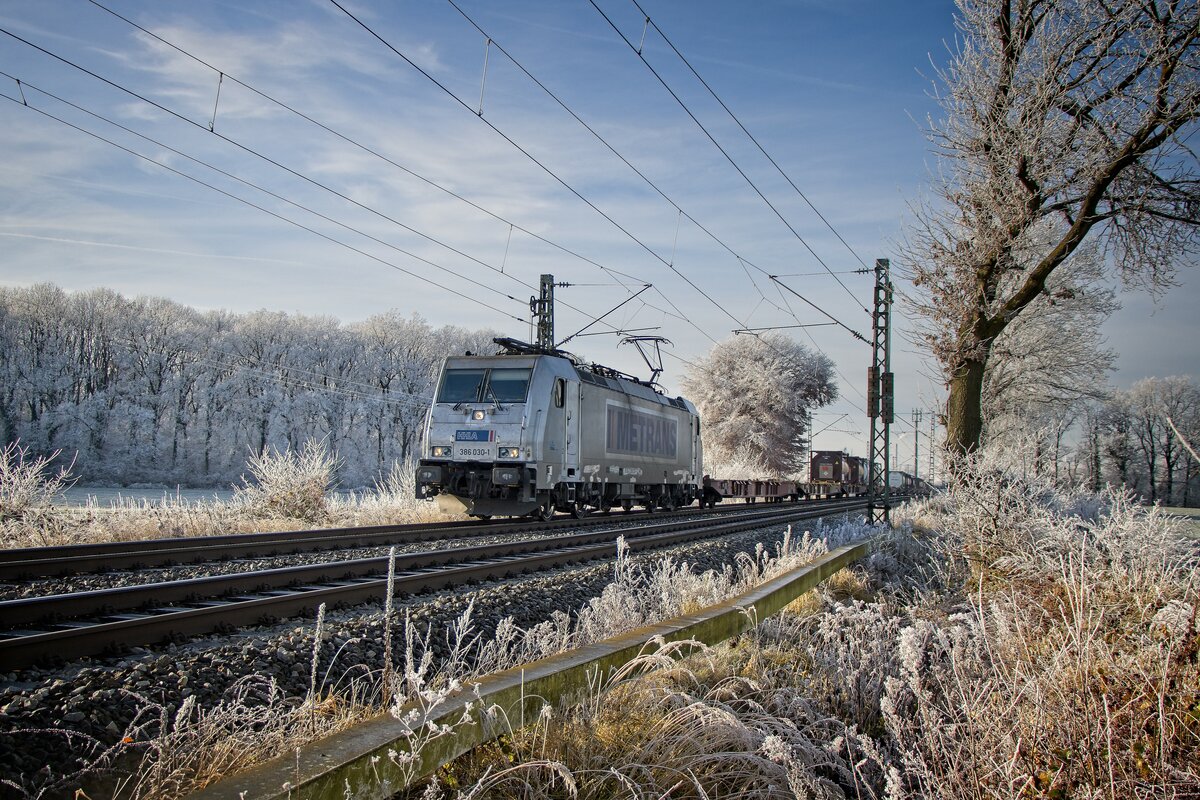 Metrans 386 030-1 mit einem gemischten Güterzug in Hamm-Neustadt (22.12.2021)