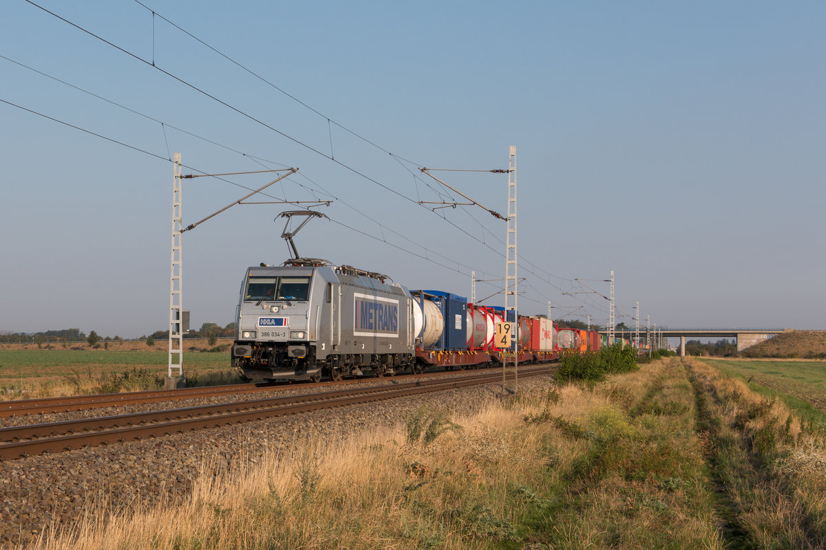 Metrans 386 034-3 mit einem Containerzug in Richtung Halle am 06.09.2018 zwischen Schönebeck-Felgeleben und Gnadau. 