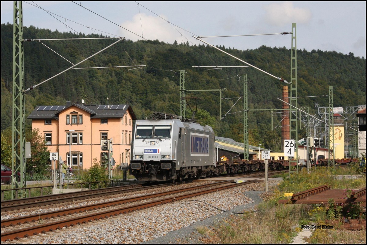 Metrans 386011 kam mir am 24.09.2015 um 13.22 Uhr bei Königstein auf der Elbtalbahn vor die Linse. Die Zug kam aus Tschechien und die Lok hatte leere Containertragwagen am Haken.