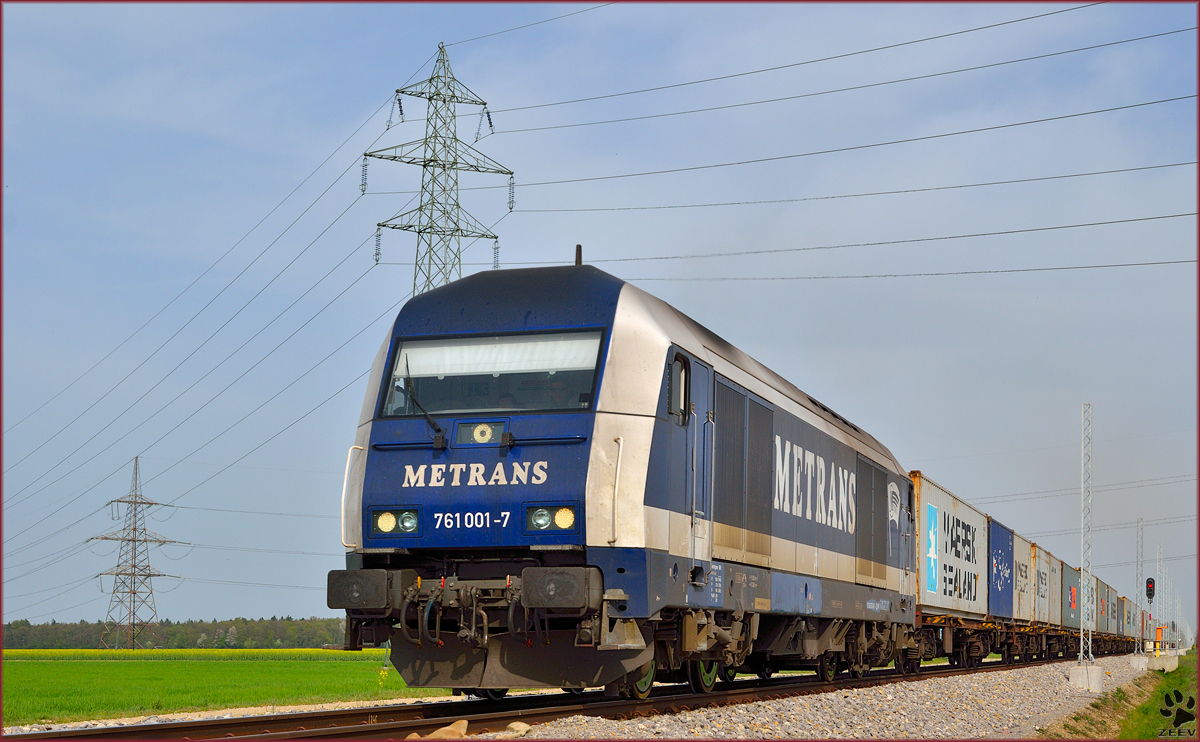 METRANS 761 001 zieht Containerzug durch Cirkovce bis Pragersko auf die Wege nach Koper Hafen. /4.4.2014