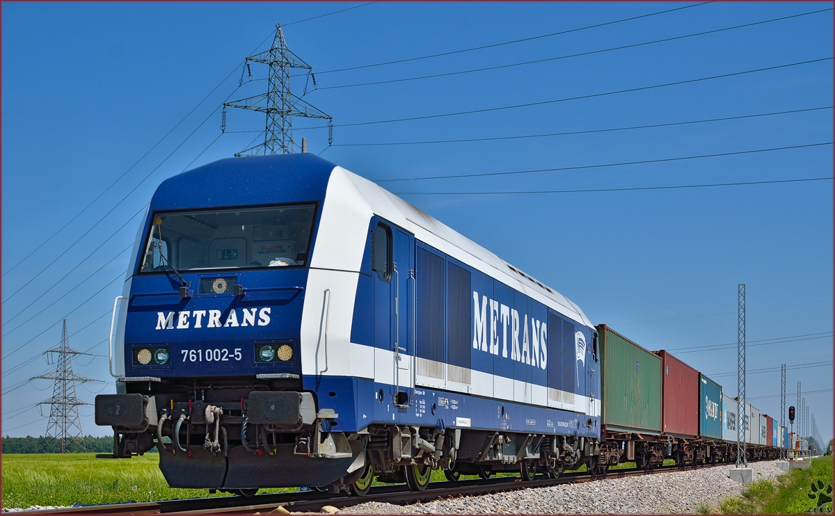 METRANS 761 002 zieht Containerzug durch Cirkovce Richtung Koper Hafen. /6.5.2014