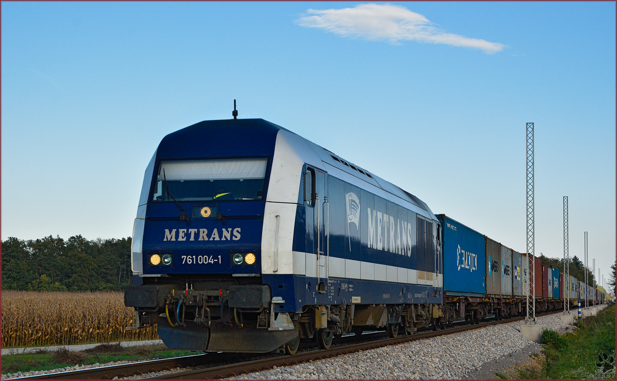 METRANS 761 004 zieht Containerzug durch Cirkovce-Polje Richtung Koper Hafen. /10.10.2014