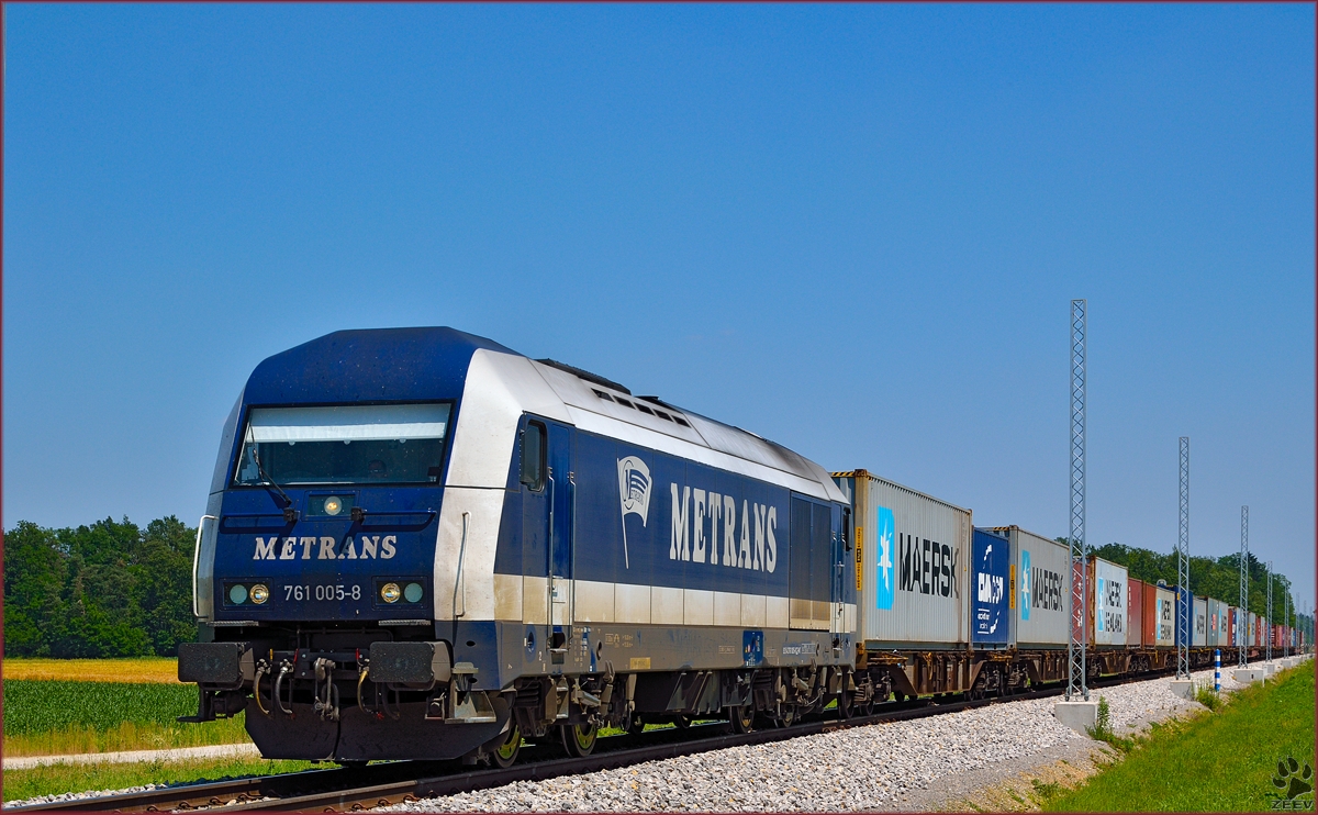 METRANS 761 005 zieht Containerzug durch Cirkovce-Polje Richtung Koper Hafen. /10.6.2014