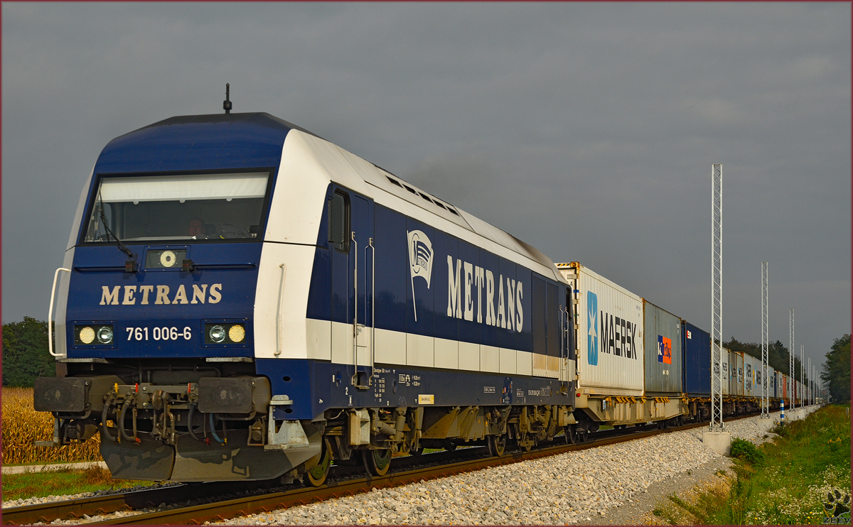 METRANS 761 006 zieht Containerzug durch Cirkovce-Polje Richtung Koper Hafen. /2.10.2014