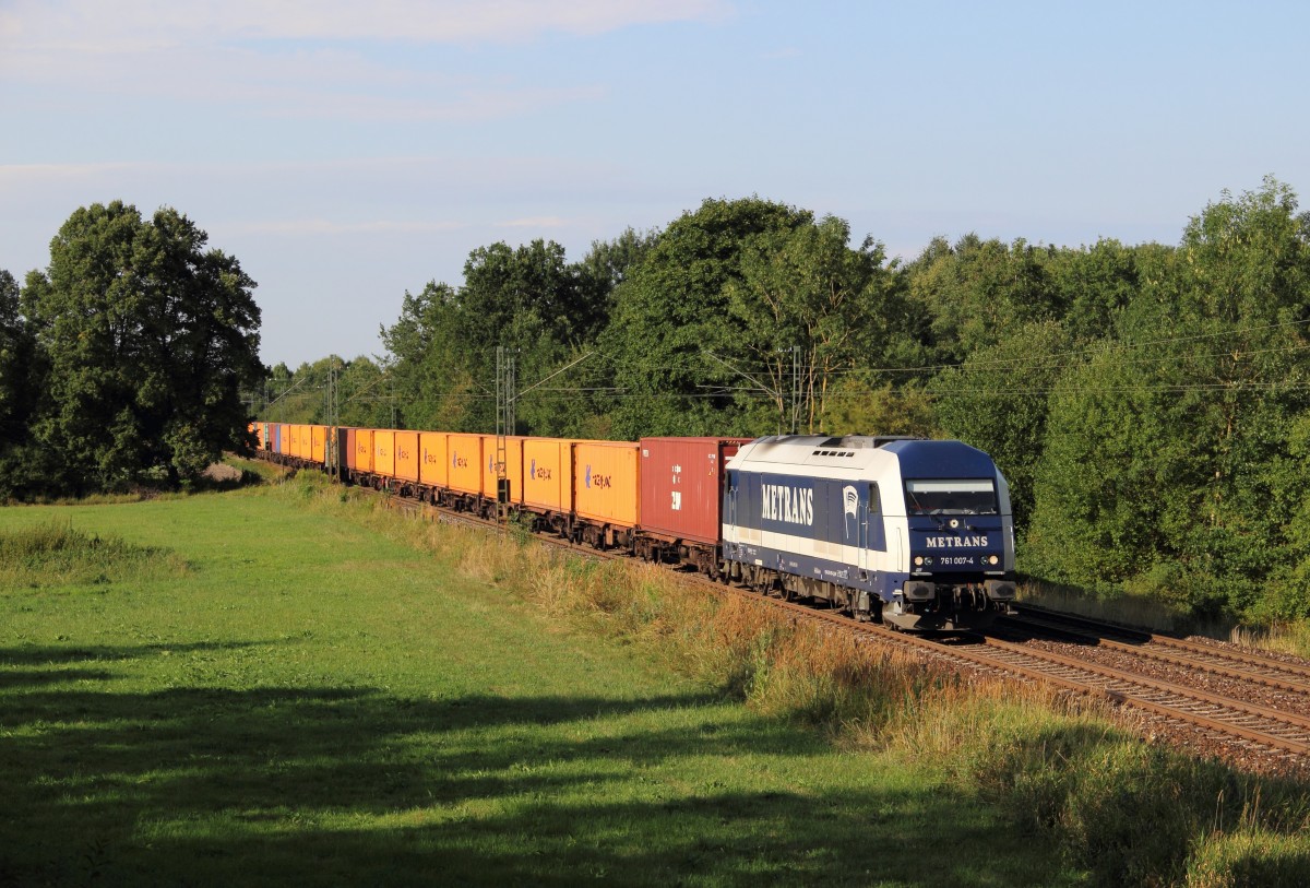 Metrans 761 007-4 mit einem Containerzug bei Feldmoching am 12.08.13