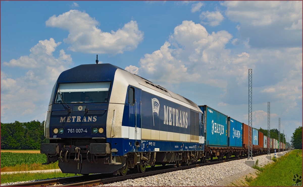 METRANS 761 007 zieht Containerzug durch Cirkovce-Polje Richtung Koper Hafen. /19.6.2014