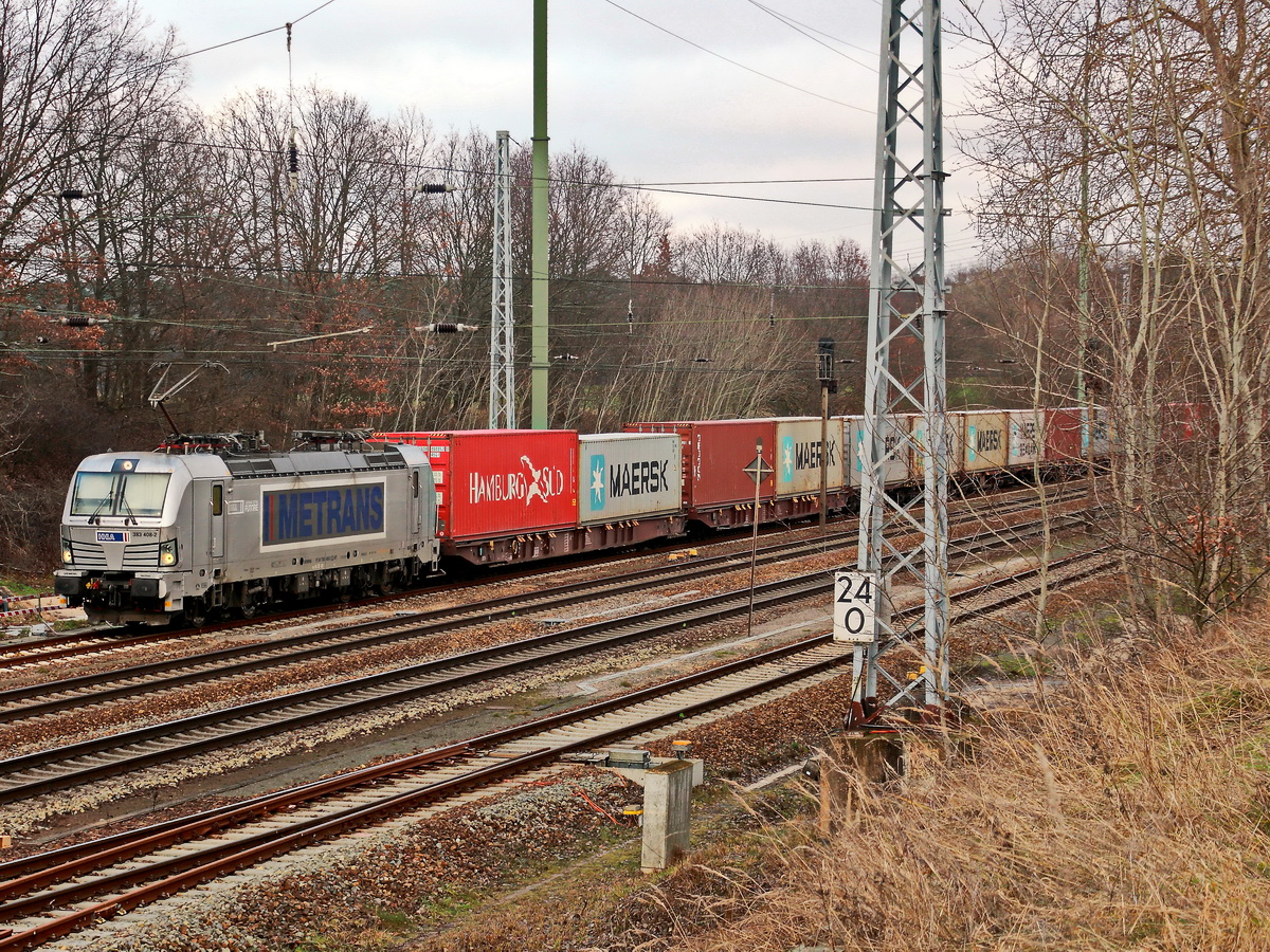 METRANS a.s., Praha [CZ] mit 383 408-2 [NVR-Nummer: 91 54 7383 408-2 CZ-MT] und Containerzug bei Diedersdorf auf einem Ausweichgleis auf dem Berliner Aussenring am 10. Januar 2021.
