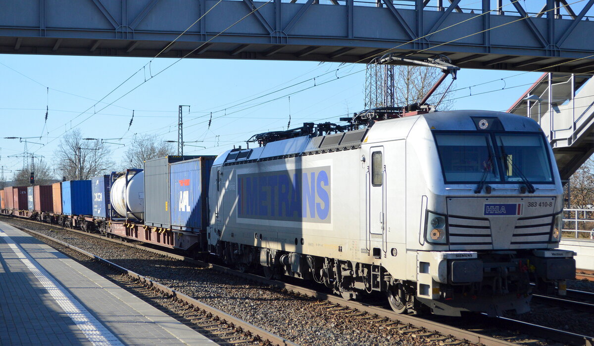 METRANS a.s., Praha [CZ] mit  383 410-8  [NVR-Nummer: 91 54 7383 410-8 CZ-MT] und Containerzug am 09.03.22 Durchfahrt Bf. Saarmund.