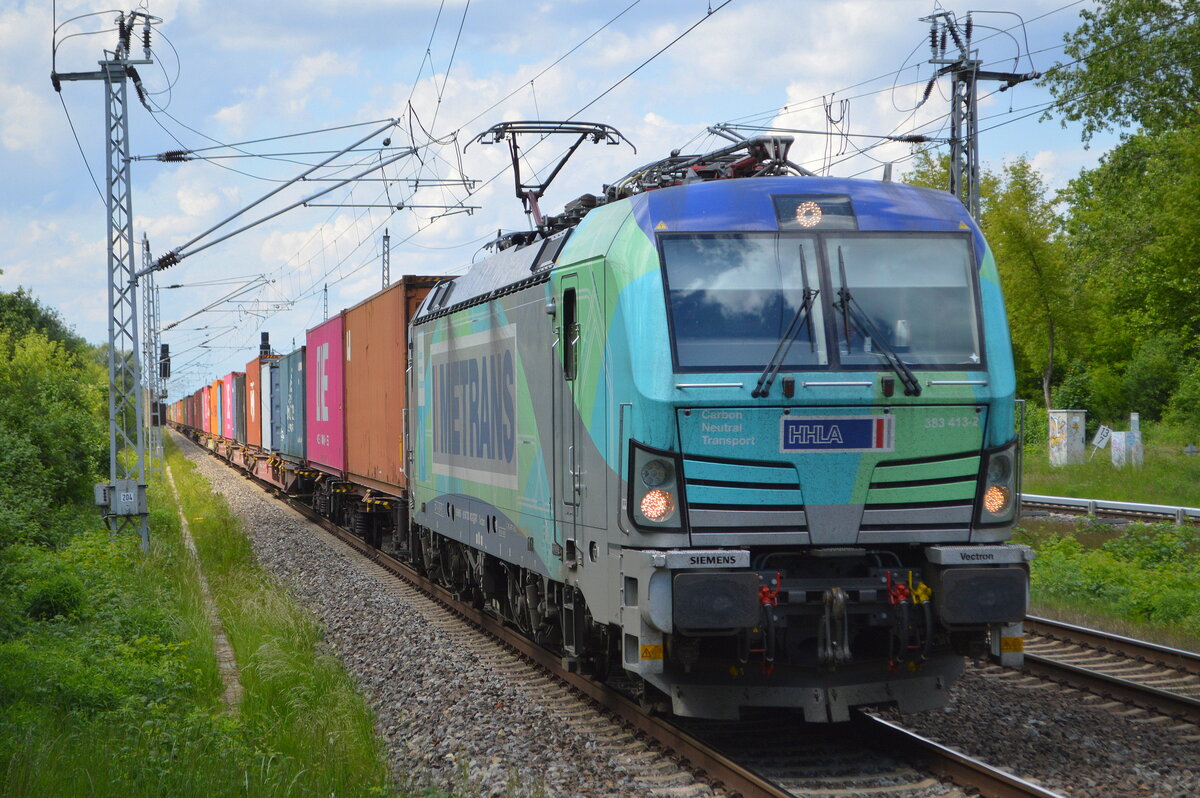 METRANS a.s., Praha [CZ]  mit  383 413-2  [NVR-Nummer: 91 54 7383 413-2 CZ-MT] und Containerzug Richtung Frankfurt/Oder am 25.05.22 Durchfahrt Bf. Berlin Hohenschönhausen.