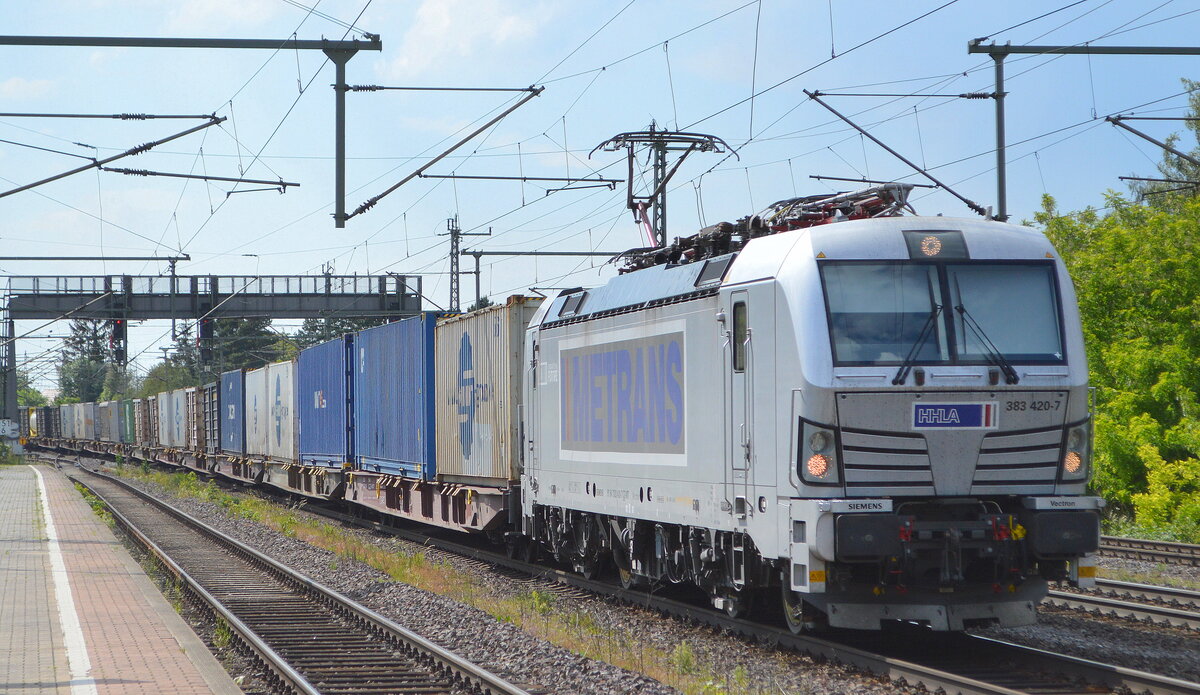 METRANS a.s., Praha [CZ] mit ihrer neuesten Vectron  383 420-7  [NVR-Nummer: 91 54 7383 420-7 CZ-MT] und Containerzug am 01.06.22 Höhe Bf. Niederndodeleben (Nähe Magdeburg).