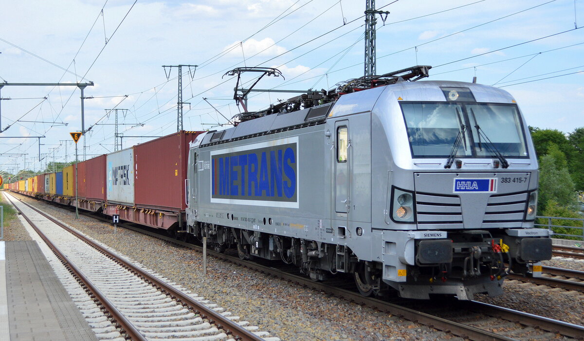METRANS a.s., Praha [CZ]  mit  383 415-7  [NVR-Nummer: 91 54 7383 415-7 CZ-MT] und Containerzug am 27.06.22 Durchfahrt Bahnhof Golm.