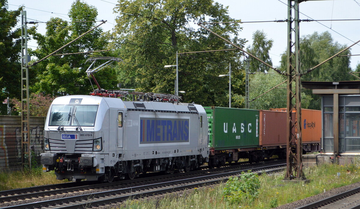 METRANS a.s., Praha [CZ]  mit  383 419-9  [NVR-Nummer: 91 54 7383 419-9 CZ-MT] und Containerzug am 18.07.22 Vorbeifahrt Bahnhof Dedensen Gümmer.