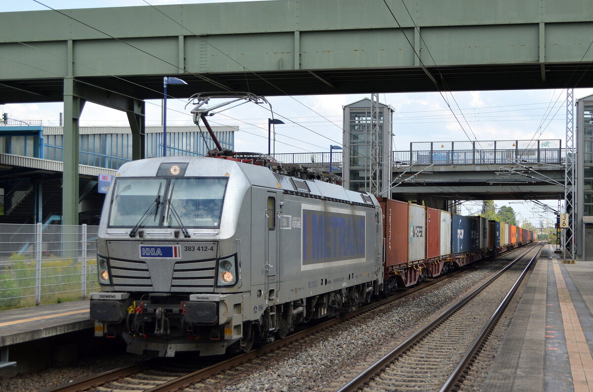 METRANS a.s., Praha [CZ] mit  383 412-4  [NVR-Nummer: 91 54 7383 412-4 CZ-MT] und einem Containerzug am 17.08.22 Durchfahrt Bahnhof Berlin Hohenschönhausen.