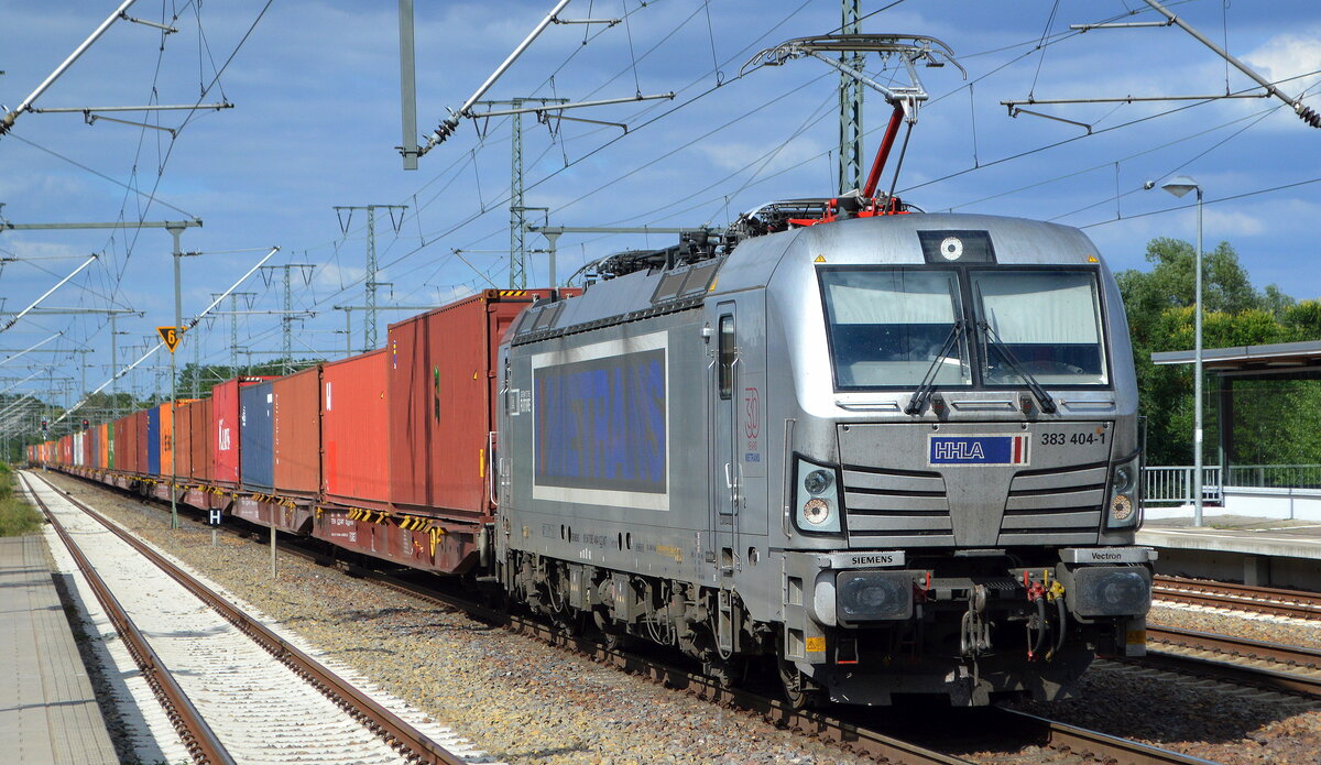 METRANS a.s., Praha [CZ] mit ihrer  383 404-1  [NVR-Nummer: 91 54 7383 404-1 CZ-MT] und einem Containerzug am 23.08.22 Durchfahrt Bahnhof Golm.