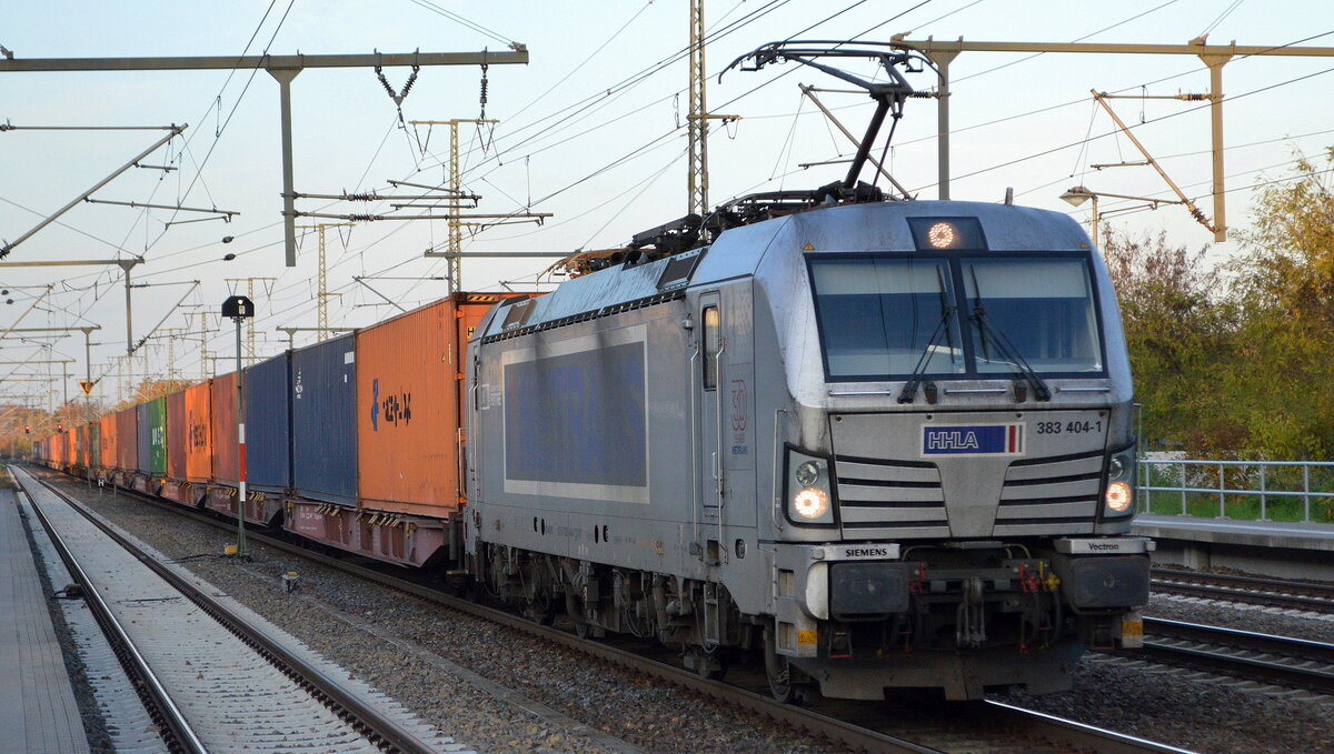 METRANS a.s., Praha [CZ] mit ihrer  383 404-1  [NVR-Nummer: 91 54 7383 404-1 CZ-MT] und einem Containerzug am 15.11.22 Durchfahrt Bahnhof Golm.